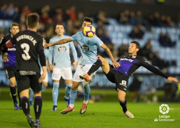 Mikel Vesga luchando por hacerse con la posesión del esférico | Foto: LaLiga Santander