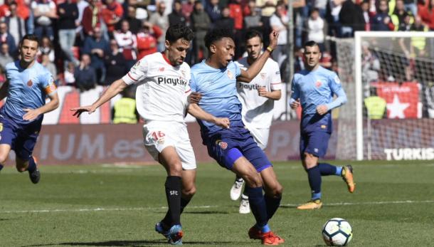 Navas disputa un balón con Mojica | Foto: Sevilla FC