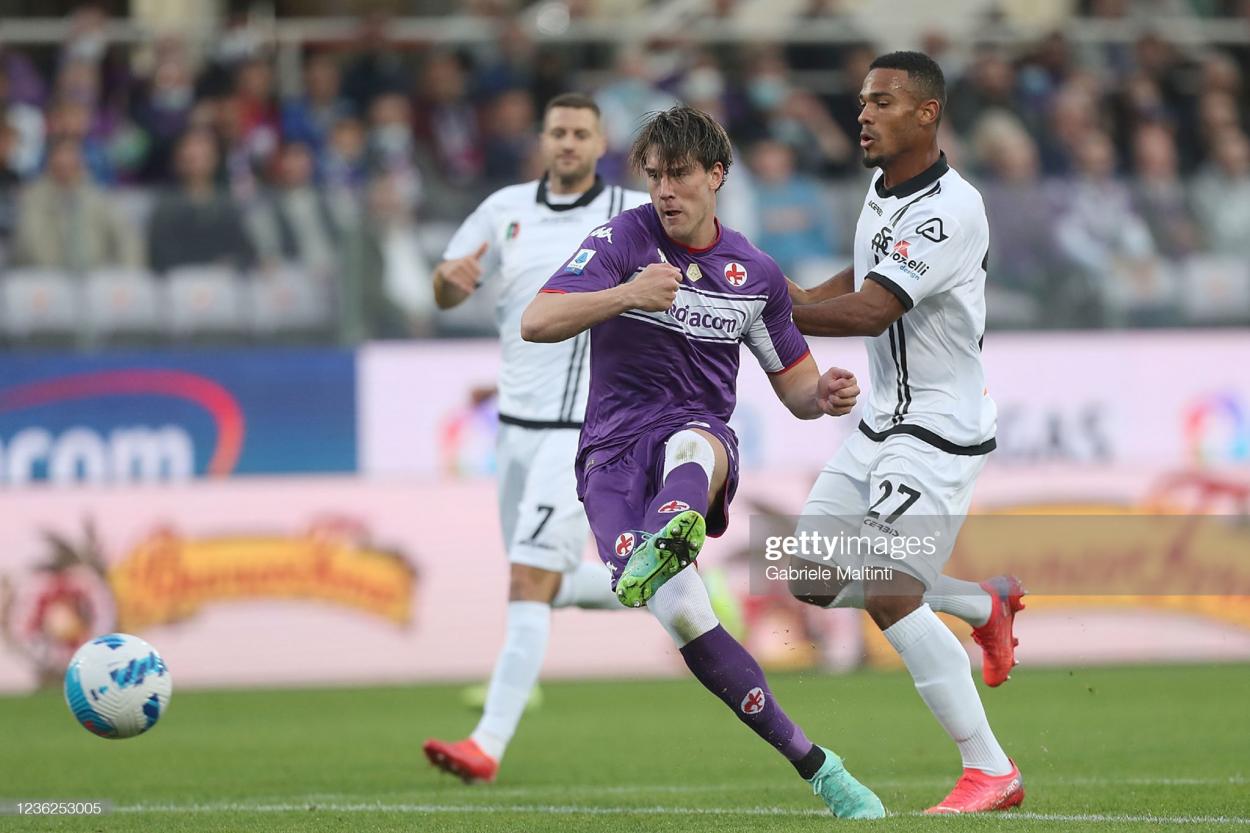 FLORENCE, ITALY - OCTOBER 31: Dusan Vlahovic of ACF Fiorentina in action during the Serie A match between ACF Fiorentina and Spezia Calcio at Stadio Artemio Franchi on October 31, 2021 in Florence, Italy. (Photo by Gabriele Maltinti/Getty Images)