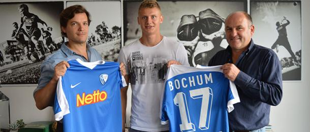 Pawel Dawidowicz poses with his new strip. | Image credit: VfL Bochum