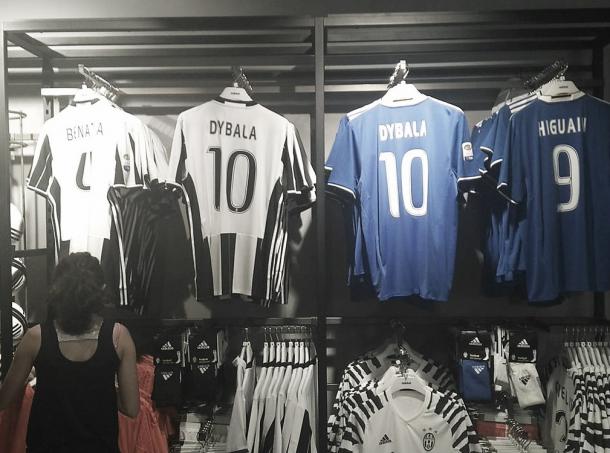 Adidas colocou à venda algumas camisas de Dybala com o número 10 (Foto: Reprodução/Facebook)