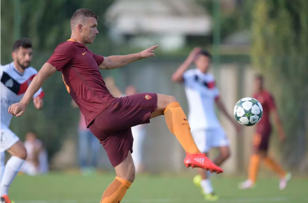 Dzeko en el momento previo a uno de sus goles frente al Unicusano Fondi | Foto: AS Roma