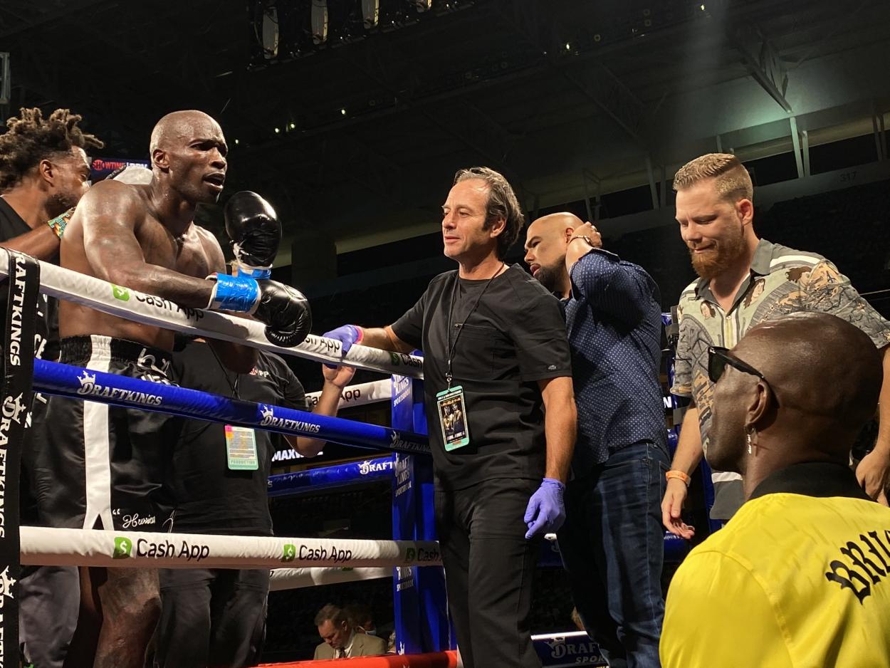 Preliminary fight between influencer Chad Johnson and Brian Maxwell ends, M...