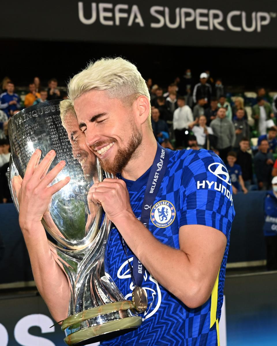 El abrazo de Jorginho al trofeo de la Supercopa de Europa / Fuente: Chelsea