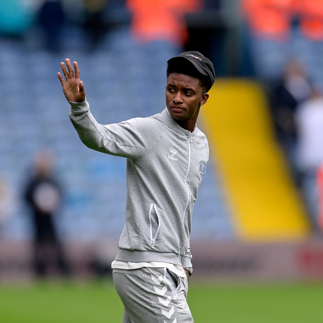 (Foto: Everton) | Demarai Grey saludó a los seguidores al salir a la cancha.