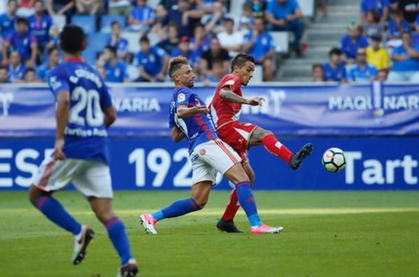 Valentini lucha un balón en el primer partido de liga | Imagen: Real Oviedo