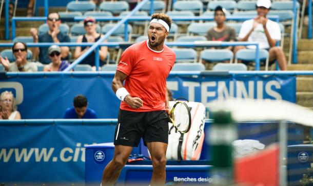 Jo-Wilfried Tsonga reacts to breaking Brayden Schnur in the first set (Noel Alberto/VAVEL USA)