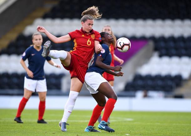 Ana Torrodá pelea un balón con una jugadora gala / Foto: @SeFutbolFem