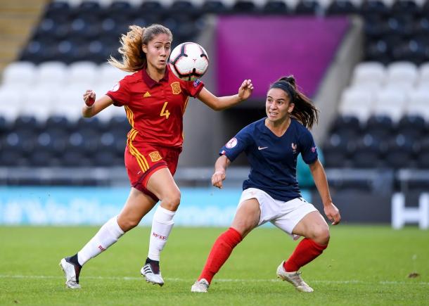 Laia Aleixandri frente a una futbolista francesa / Foto: @SeFutbolFem