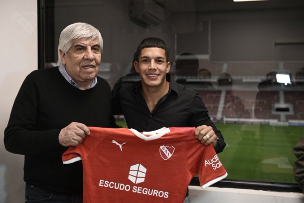 Lucas Romero siendo presentado como refuerzo de Independiente, posando con la casaca del club y Hugo Moyano a su lado.
