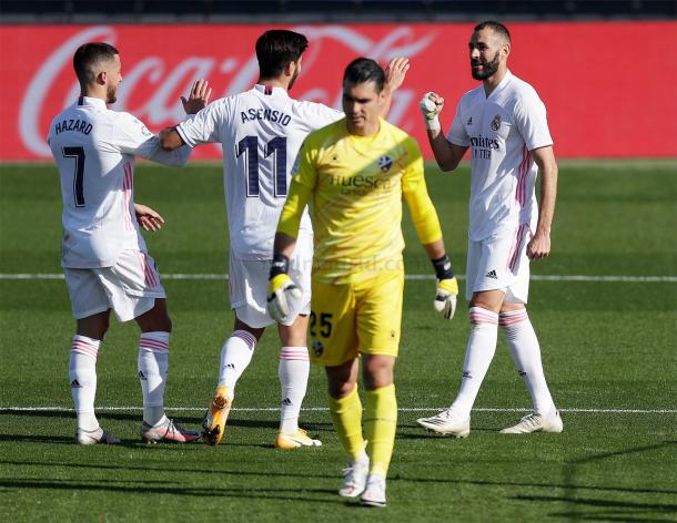 Hazard, Asensio y Benzema celebran uno de los goles ante la SD Huesca | Fuente: www.realmadrid.com 