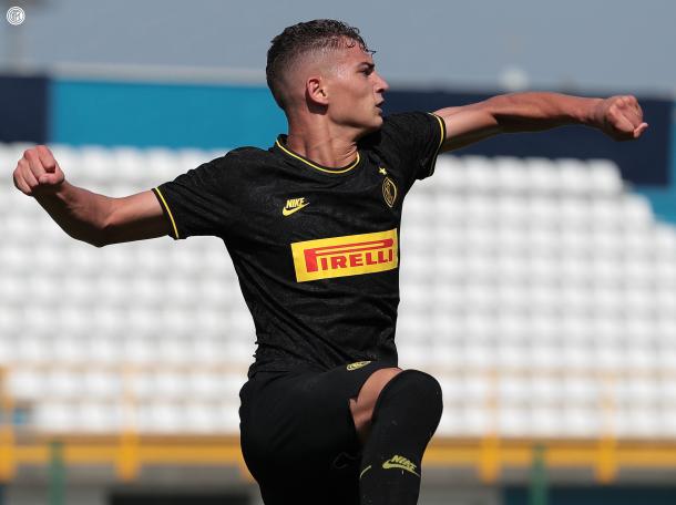 Sebastiano Esposito celebrando un gol. FOTO: Inter de Milán