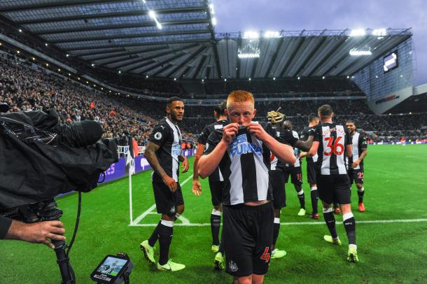 O meia Matthew Longstaff de 19 anos, marcou seu primeiro gol na Premier League (Foto: Divulgação/Premier League)