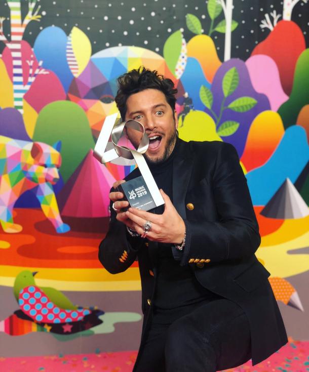 Manuel Carrasco con el premio de los 40 Music Awards a la mejor gira del añoi | Fuente: Twitter @manuelcarrasco_