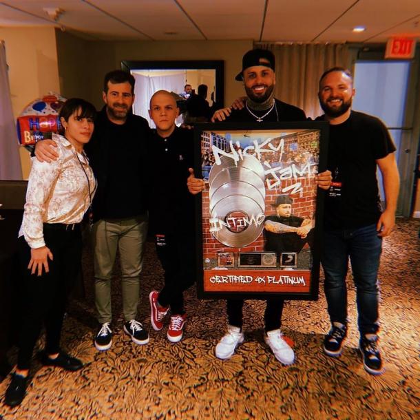 Celebración al ser Íntimo 4 veces platino | Fuente: Twitter @NickyJamPR