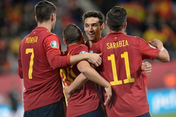 Morata, Cazorla y Sarabia abrazan a Navas tras conseguir el séptimo gol del partido/ Foto: Selección española