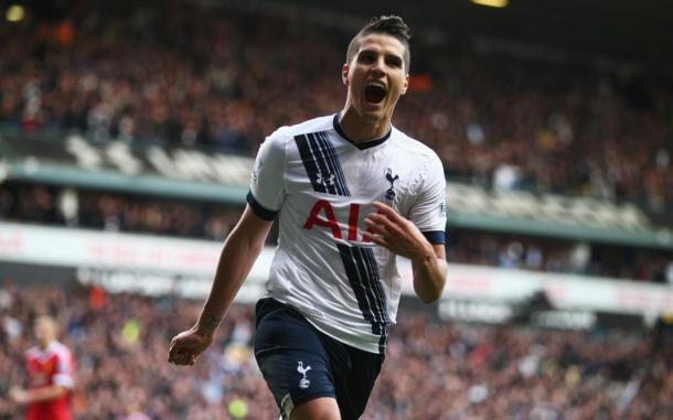 Erik Lamela celebrates scoring against Manchester United. | Image source: The Telegraph