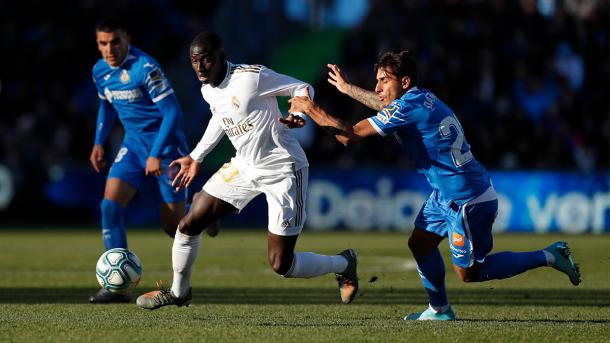 Ferland Mendy avanzando con el balón sobre Arambarri y Damián | Fuente: Real Madrid CF