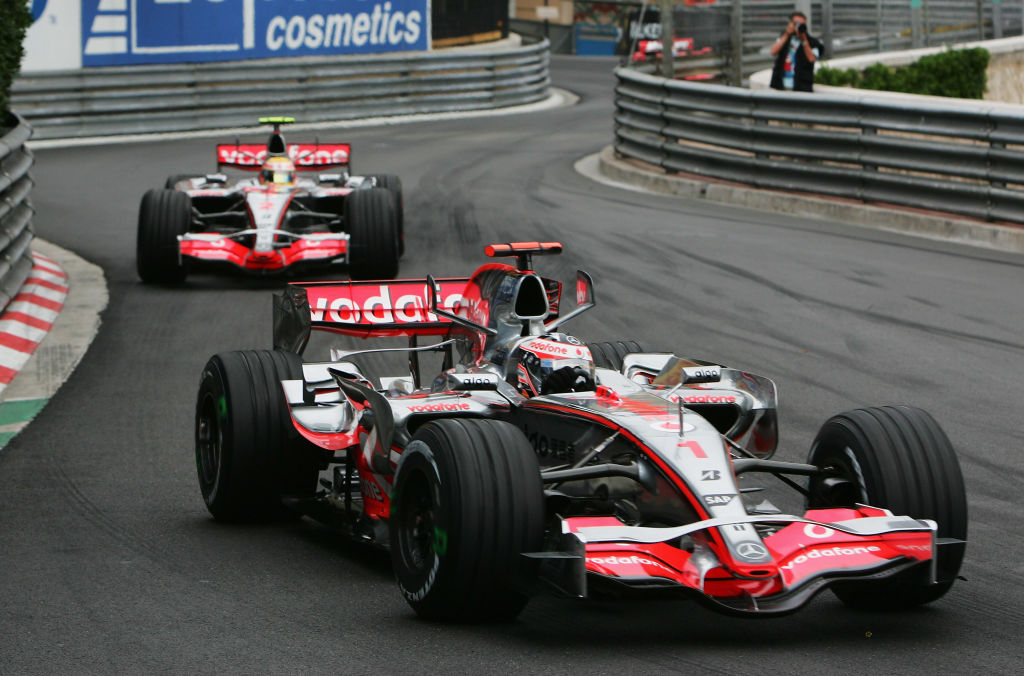 Alonso (delante) y Hamilton (detrás) en Mónaco | Foto: Movistar Plus+