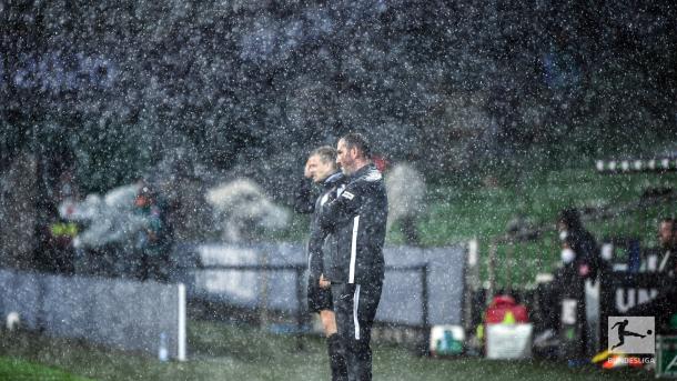 Técnico do Heidenheim sob forte chuva que caiu durante todo segundo tempo (Foto: Divulgação/Bundesliga)