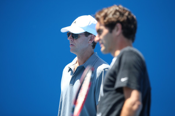 Stefan Edberg (left) looks on during a practice with Roger Federer (right). Photo: Hannah Peters/Getty Images