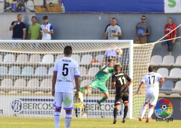 En la jugada del gol del Numancia, Badia realizo una gran parada, pero Medina (17) estuvo atento para aprovechar el rechace y marcar. (Foto: LaLiga)