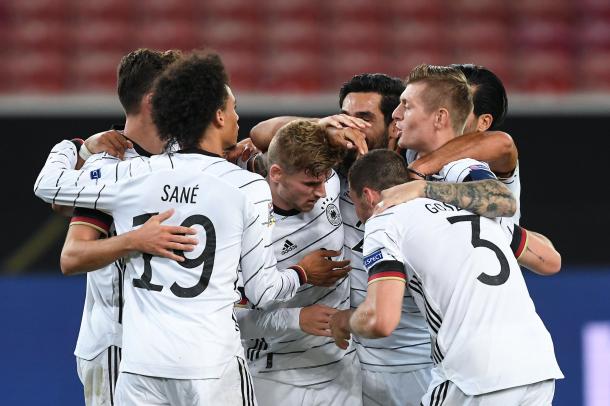 Toni Kroos, junto al resto de jugadores del combinado alemán, celebrando el 1-0 obra de Timo Werner | Fuente: @ToniKroos (Twitter)