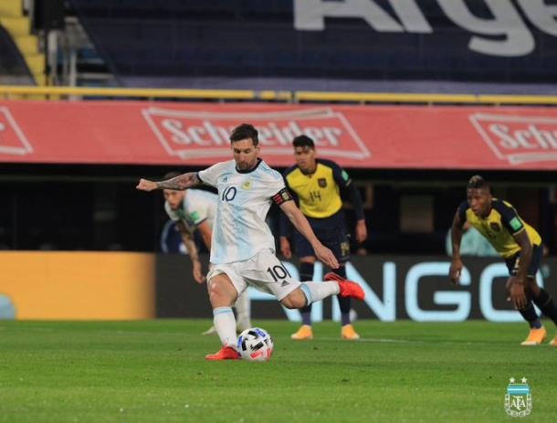 Con grito de Lionel Messi de penal, Argentina venció a Ecuador en el debut. Foto: Twitter @Argentina