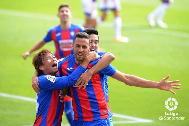 Los jugadores de la SD Eibar celebran el gol de Esteban Burgos | Fuente: LaLiga Santander