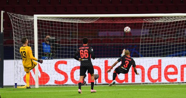 Tadic estuvo cerca de igualar el marcador, pero Fabinho lo impidió. // Foto: UEFA Champions League