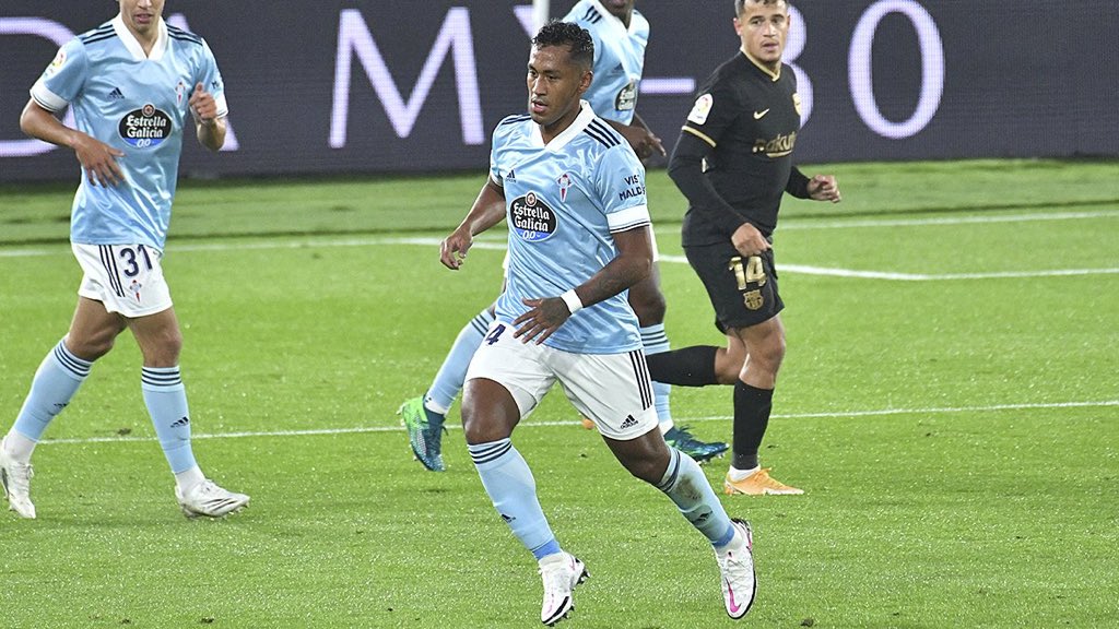 Renato Tapia frente al Barcelona. | Foto: RC Celta.