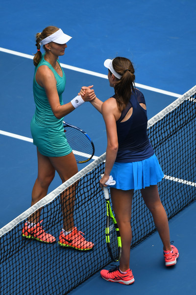 Both players meet at the net after the match | Photo: Quinn Rooney/Getty Images AsiaPac