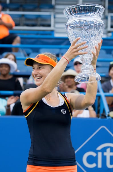 Ekaterina Makarova poses along with her title in Washington | Photo: Tasos Katopodis/Getty Images North America