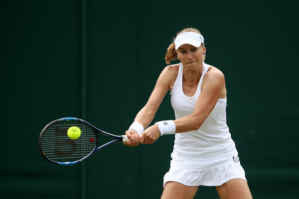 Ekaterina Makarova hits a backhand during the match | Photo: Julian Finney/Getty Images Europe