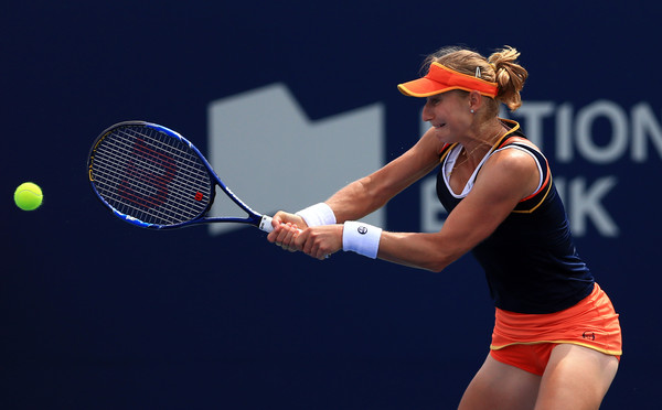 Ekaterina Makarova hits a backhand | Photo: Vaughn Ridley/Getty Images North America