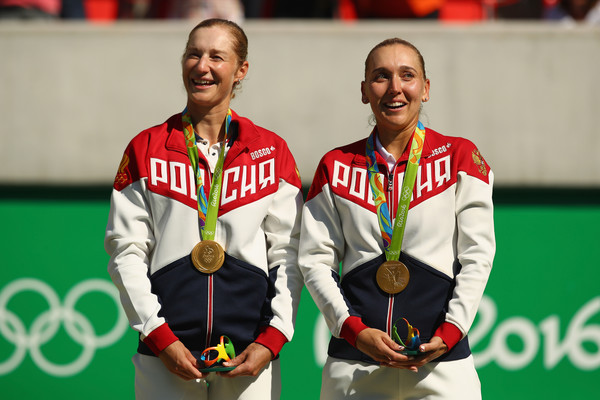 Vesnina, alongside Ekaterina Makarova, was visibly tearing up during the Gold Medal ceremony | Photo: Clive Brunskill/Getty Images South America