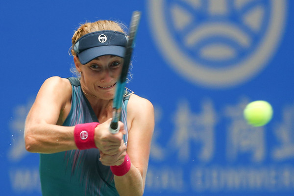 Ekaterina Makarova hits a backhand | Photo: Yifan Ding/Getty Images AsiaPac