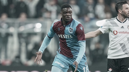 Caleb Ekuban en un partido que enfrentaba a Trabzonspor y Besiktas / Foto: Transfermarkt