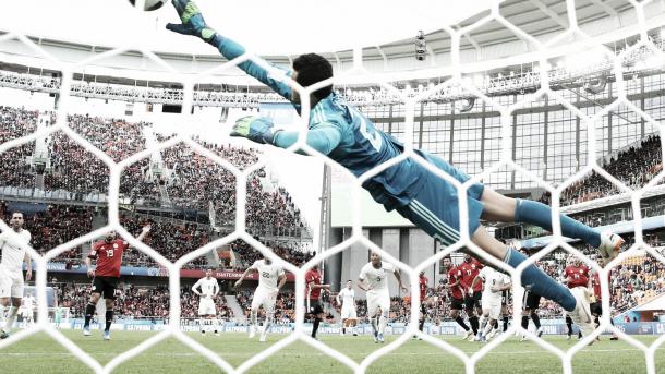 El Shenawy detiene un lanzamiento de falta de Cavani/ Foto: Getty