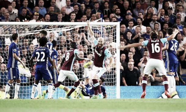 El West Ham celebra el gol de Collins frente al Chelsea | Foto: West Ham