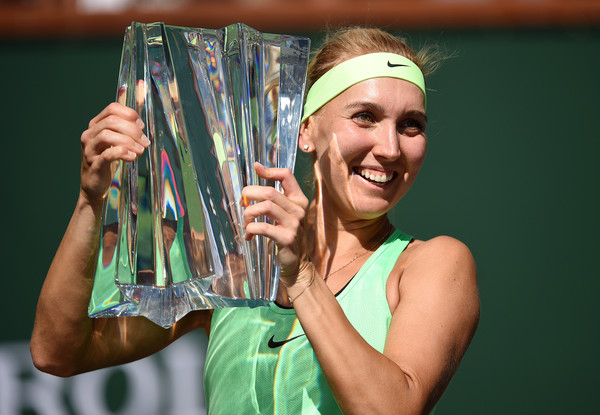 Elena Vesnina with her title in Indian Wells | Photo: Kevork Djansezian/Getty Images North America