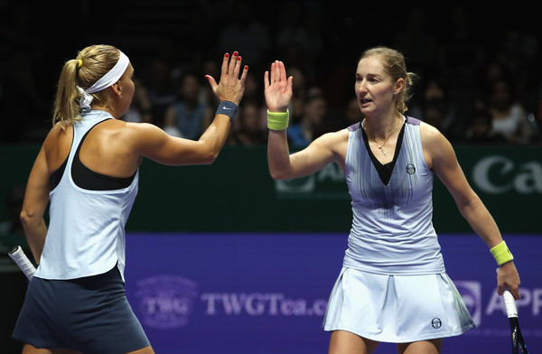Elena Vesnina and Ekaterina Makarova clap hands during their first match in Singapore | Photo: Matthew Stockman/Getty Images AsiaPac