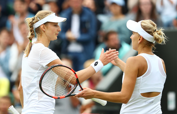 Elena Vesnina exchanges a handshake with Ekaterina Makarova after their classic match | Photo: Julian Finney/Getty Images Europe