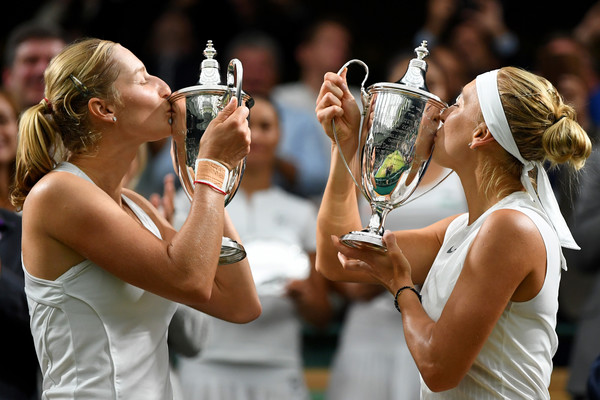 Ekaterina Makarova and Elena Vesnina kisses their doubles title at the Wimbledon Championships | Photo: Shaun Botterill/Getty Images Europe