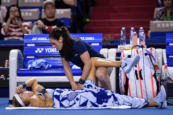 Elena Vesnina receives a medical time-out for her hip injury | Photo: Wang He/Getty Images AsiaPac