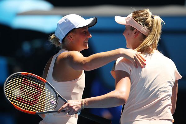 Both players share a warm hug at the net after the encounter | Photo: Mark Kolbe/Getty Images AsiaPac