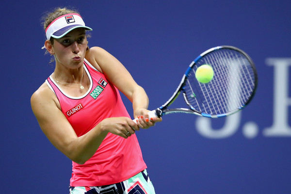 Elise Mertens hits a backhand in the match | Photo: Clive Brunskill/Getty Images North America