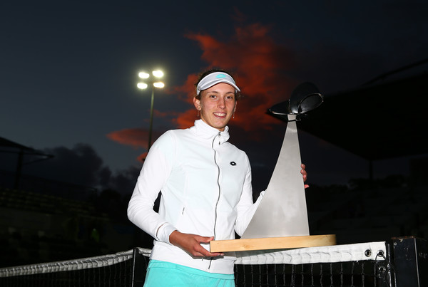 Elise Mertens posing alongside her title in Hobart | Photo: Robert Cianflone/Getty Images AsiaPac