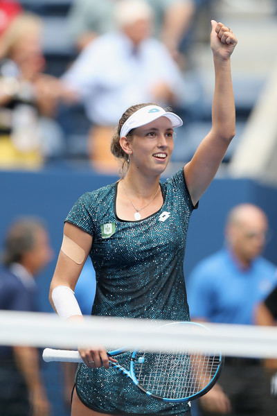 Elise Mertens applauds the supportive crowd after the win | Photo: Elsa/Getty Images North America