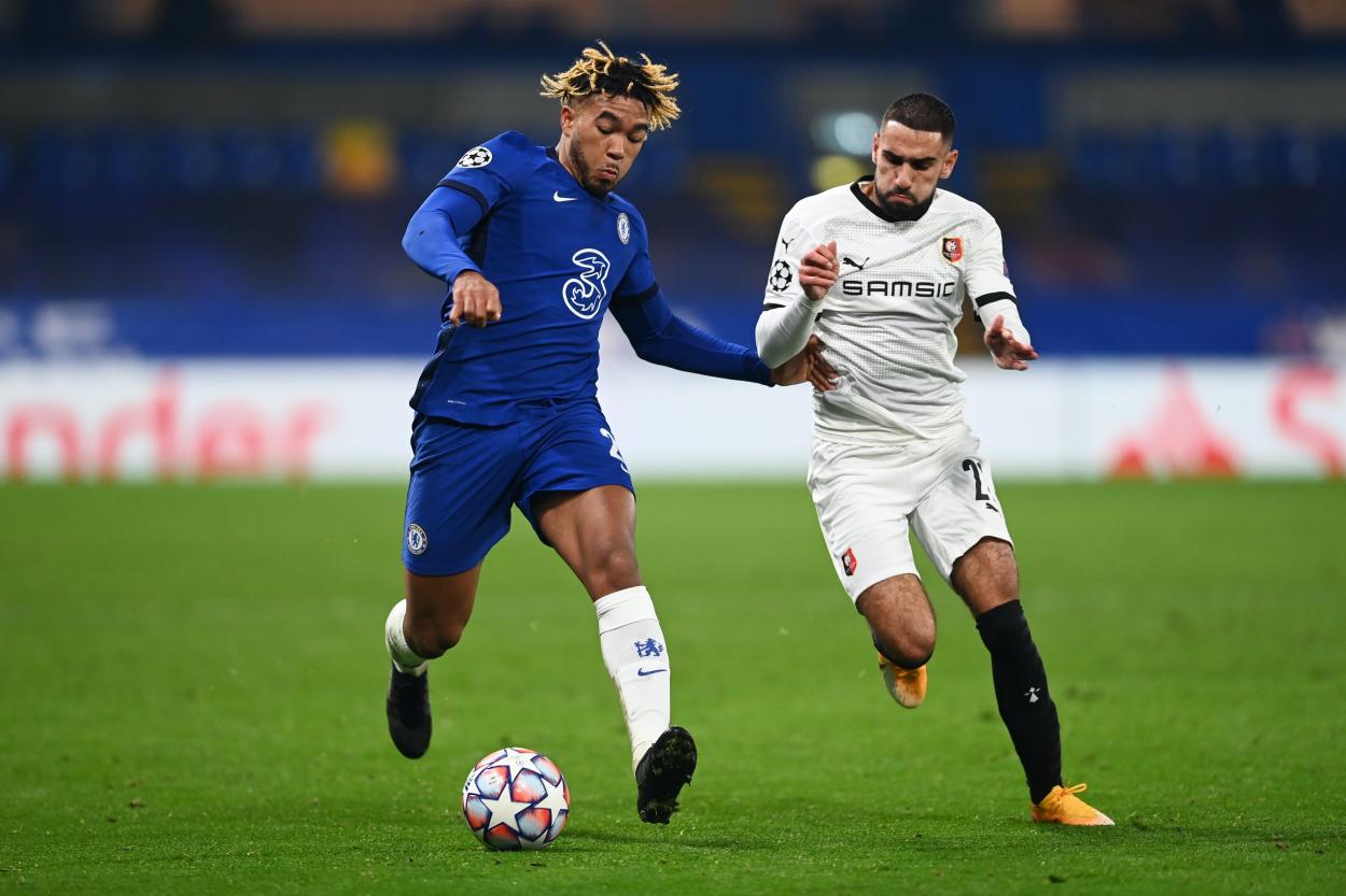 James y Del Castillo, en disputa de balón. | Fuente: Chelsea FC